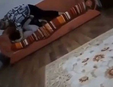 Nurcan Serçe'nin kızını döverken kullandığı yastık...!!!