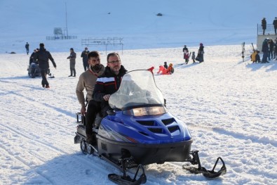 Bakan Kasapoğlu Hesarek Kayak Merkezi'nde İncelemelerde Bulundu