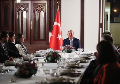 Dışişleri Bakanı Çavuşoğlu, Umman'da Türk Vatandaşları İle Bir Araya Geldi