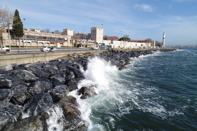 İstanbul'da Dev Dalgalar Sahili Dövdü