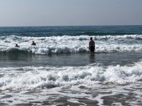 Turistlerin Dalgaya Rağmen Deniz Keyfi