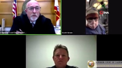 ABD'de Bir Doktor Ameliyat Sırasında Duruşmaya Katıldı!