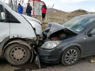 Erzincan'da Trafik Kazası Açıklaması 3 Yaralı