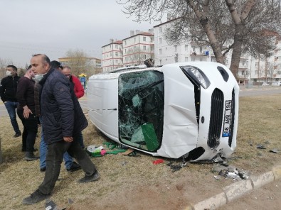 Aksaray'da Otomobil İle Hafif Ticari Araç Çarpıştı Açıklaması 3 Yaralı
