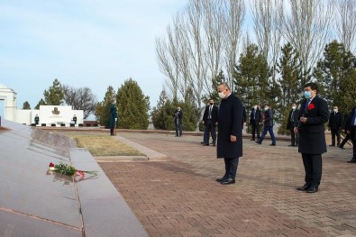 Dışişleri Bakanı Çavuşoğlu, Ata Beyit Anıtı'nı Ziyaret Etti