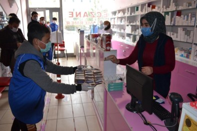 Kandilde Vatandaşlara Lokum İkram Edildi