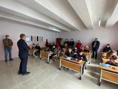 Miraç Kandili Nedeniyle İmam Hatip Ortaokullarında Kur'an-I Kerim Dağıtıldı