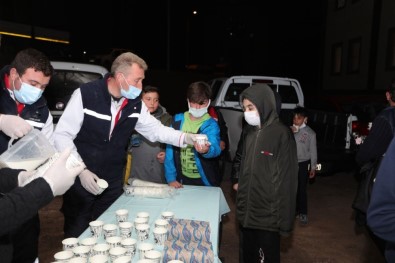 Nevşehir Belediyesi Tarafından Kandil Gecesi Vatandaşlara Süt İkramı Edildi