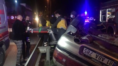 Refüjde Elektrik Direklerini Deviren Sürücü Takla Attı Açıklaması 2'Si Ağır 4 Yaralı