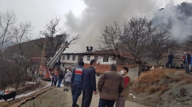 Kastamonu'da İki Ahşap Ev Ve Bir Samanlık Yandı