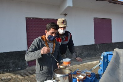 Kolluk Kuvvetlerine Her Gün Sıcak Çorba İkram Ediyor