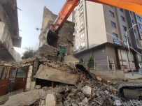 Mersin'de 3 Katlı Metruk Bina Kontrollü Şekilde Yıkıldı Haberi