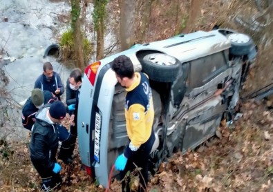 Takla Atan Otomobilde Sıkışan Sürücüyü AFAD Ekipleri Kurtardı