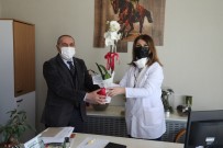 Büyükçekmece'de Tıp Bayramı Nedeniyle Sağlık Çalışanlarına Çiçek Taktim Edildi Haberi