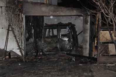 Evin Yanındaki Garaj Da İçindeki Araç Da Yandı