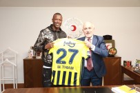 Fenerbahçeli Golcü Mame Thiam'dan Kızılay'a İşbirliği Ziyareti