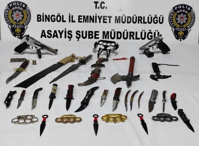 Hepsi Bir Evden Çıktı, Çeşit Çeşit Suç Aletleri Ele Geçirildi