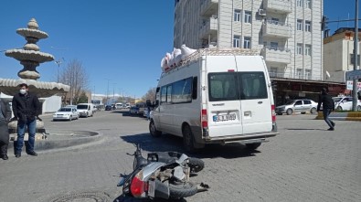 Kahta'da Motosiklet İle Minibüs Çarpıştı Açıklaması 2 Yaralı