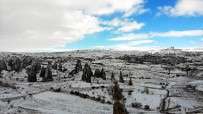 Kapadokya'da Karla Kaplı Peribacaları Hayran Bırakıyor