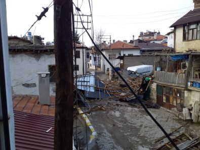 Karaman'da Rüzgar Evin Çatısını Uçurdu, Elektrik Direklerini Yıktı