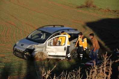 Otobüsle Çarpışan Hafif Ticari Araç Tarlaya Uçtu Açıklaması 1 Yaralı