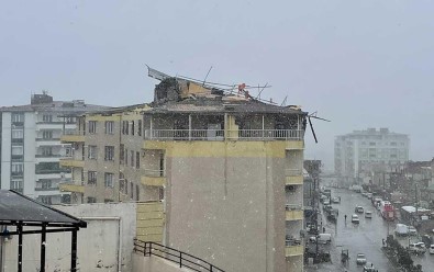 Şiddetli Rüzgarda 7 Katlı Binanın Çatısı Uçtu