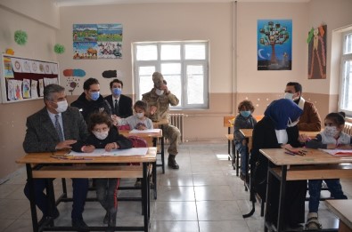 Şırnak'ta, Asker Olmak İsteyen Öğrenciye Yarbaydan Anlamlı Hediye