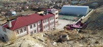 Sivas'ta Şiddetli Rüzgar Okulun Çatısını Uçurdu Haberi
