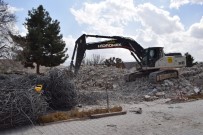 Sultansuyu Harası'nda Depremde Hasar Gören Binanın Yıkımına Başlandı