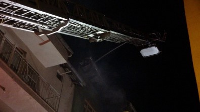 Çatıda Çıkan Yangın Paniğe Neden Oldu