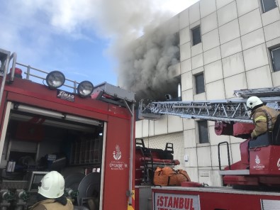 Esenyurt'ta Korkutan İş Yeri Yangını