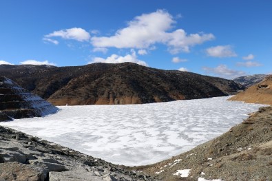 Gümüşhane'de Soğuk Hava Baraj Gölünü Dondurdu