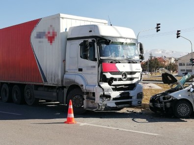 Kargo Yüklü Tır İle Otomobil Çarpıştı Açıklaması 2 Yaralı