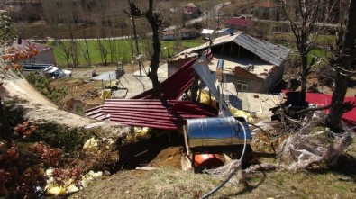 Malatya'da Fırtına Onlarca Ahırın Ve Evin Çatısını Uçurdu