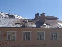 Şiddetli Rüzgar Çelikhan'da Çatıları Uçurdu