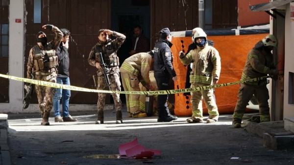 Sinir krizi geçiren şahıs özel harekat polislerini görünce eylemini sonlandırdı