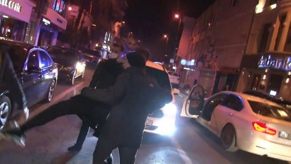 İstanbul'da 80 kişilik kaçak partiye baskın! Rekor ceza aldılar, gazetecilere saldırdılar...