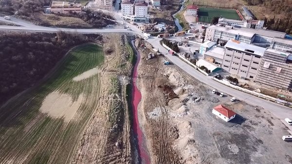 istanbul da korkutan goruntu suyun rengi kirmiziya dondu vatandaslar tedirgin