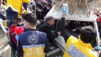 Tarım İşçilerini Taşıyan Kamyonet Bariyerlere Çarptı Açıklaması 4 Yaralı
