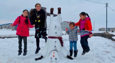 Ağrı'da Ters Duran Kardan Adam Yapan Çocuklar Güldürdü