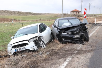 Aksaray'da İki Otomobil Çarpıştı Açıklaması 1'İ Bebek 5 Yaralı