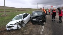Aksaray'da İki Otomobil Çarpıştı Açıklaması 5 Yaralı