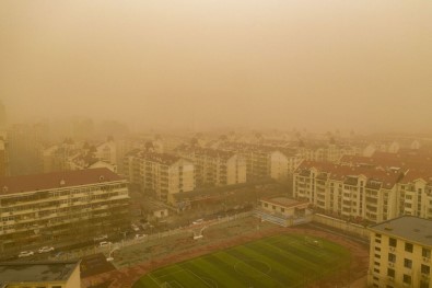 Çin'de Şiddetli Kum Fırtınasında Gökyüzü Sarı Renge Büründü