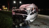 İzmir'de Servis Minibüsü Sahil Bandına Uçtu Açıklaması 2 Ağır Yaralı