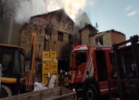 Kasımpaşa'da İnşaat Malzemesi Deposunda Çıkan Yangın Korkuttu Haberi