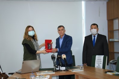 Ödüllü Projeye Katkı Sağlayanlara Plaket