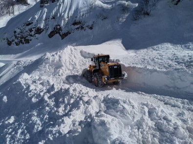 Yoğun Kar Yağışı Nedeniyle Ulaşıma Kapanan Macahel Yolunu Açmak İçin Çalışma Başlatıldı