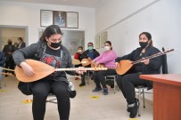 Başkan Çetin Kursiyerlerle Türkü Söyledi