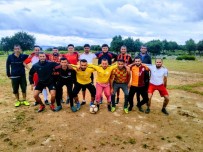 Futbol Aşkıyla Taşlı Araziyi Temizleyip Sahaya Dönüştürdüler Haberi