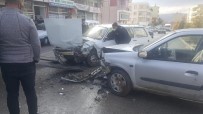 İki Otomobil Kafa Kafaya Çarpıştı Açıklaması 2 Yaralı Haberi